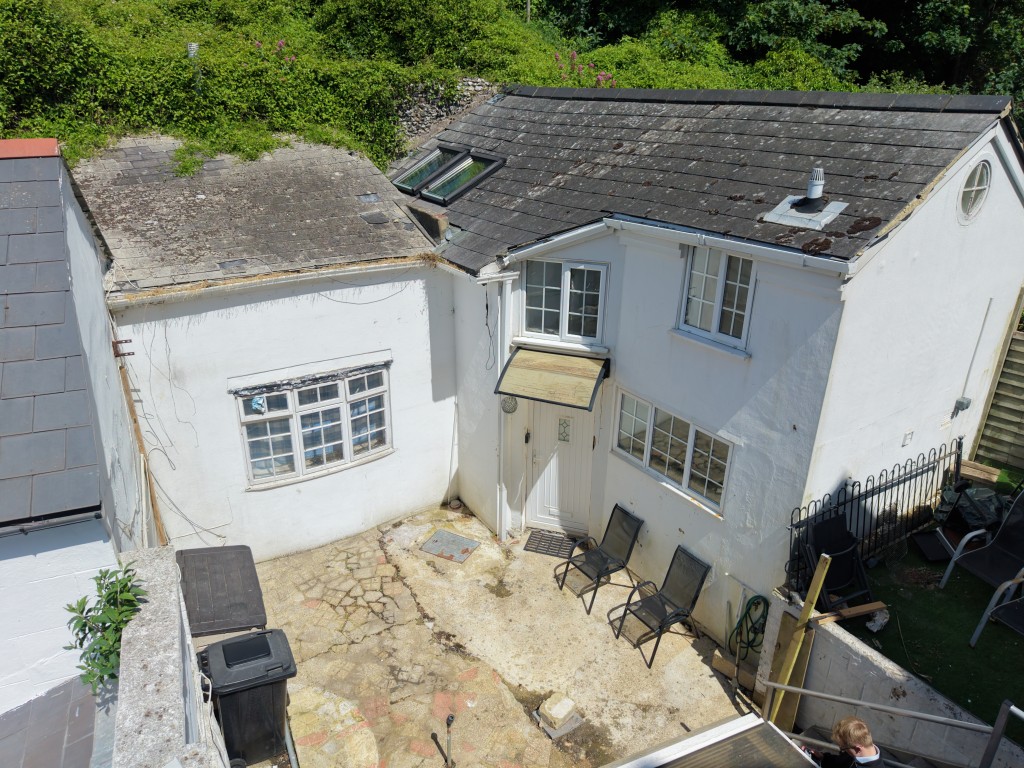 Lot: 179 - LEASEHOLD TOWN CENTRE COTTAGE FOR IMPROVEMENT WITH ADDITIONAL FREEHOLD LAND TO THE REAR - View of the Cottage